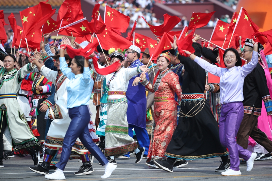 群眾大游行，歡樂的海洋！