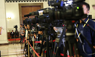 現(xiàn)場(chǎng)媒體記者準(zhǔn)備采訪