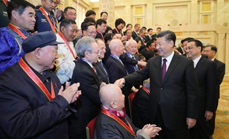 慶祝大會(huì)結(jié)束后，習(xí)近平等會(huì)見受表彰人員及親屬代表