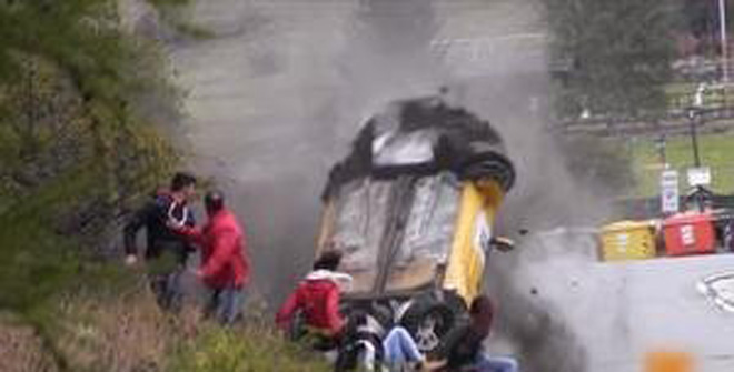 史上最幸運(yùn)撞車！圍觀群眾躲過一劫