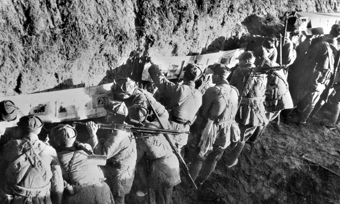 1948年冬，淮海戰(zhàn)役期間，雙堆集前沿陣地舉辦的戰(zhàn)地影展，深受解放軍戰(zhàn)士歡迎。新華社稿  袁克忠攝