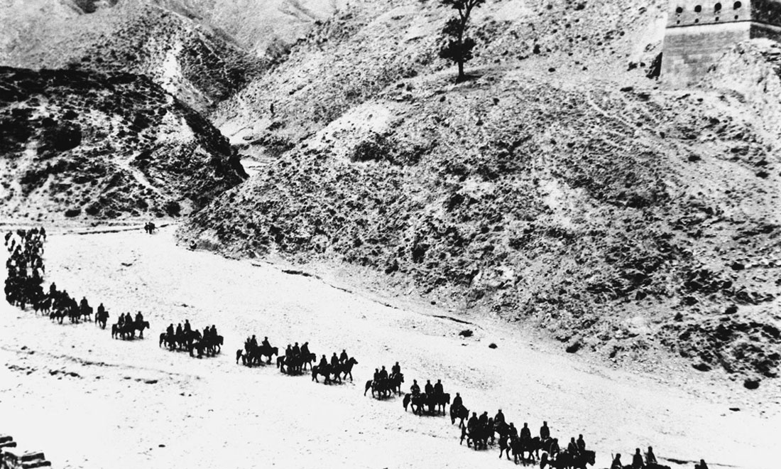 1937年11月太原失守后，八路軍向華北敵后挺進(jìn)，分兵發(fā)動(dòng)群眾，開展敵后游擊戰(zhàn)爭(zhēng)，創(chuàng)建敵后根據(jù)地。新華社稿　沙飛攝