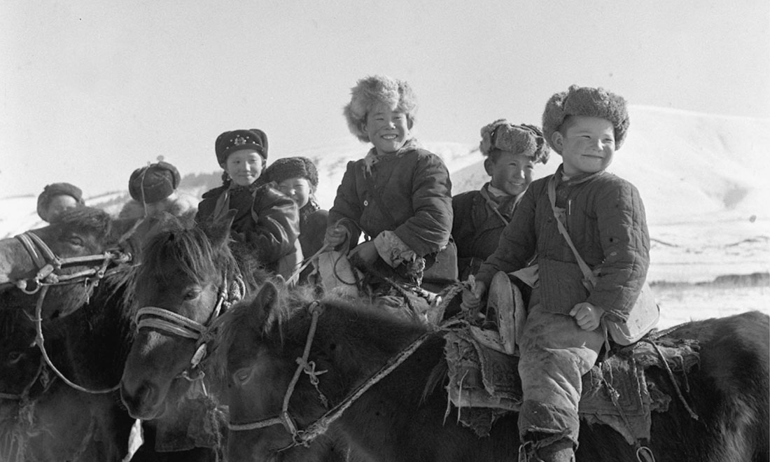 1964年春，新疆伊犁哈薩克自治州昭蘇縣的哈薩克族小學(xué)生們。新華社記者武純展攝