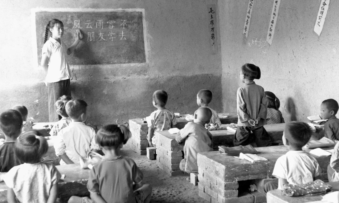 1964年夏，河北省壩縣煎茶鋪公社西煎大隊(duì)，一所耕讀小學(xué)的學(xué)生們?cè)谏险n。新華社記者梁一丁攝