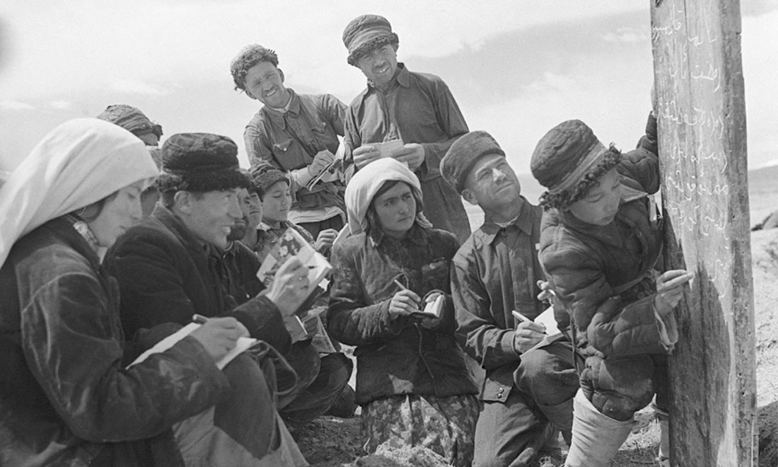 1960年6月，新疆慕士塔格峰下，大人們?cè)谛W(xué)生幫助下學(xué)習(xí)文化。新華社記者武純展攝