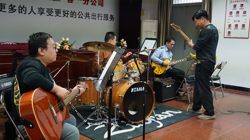 追夢(mèng)中國(guó)人|侯孝輝：左手方向盤(pán)，右手麥克風(fēng)