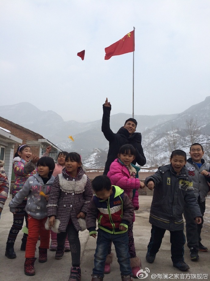 2015年&ldquo;多一克溫暖&rdquo;著名演員杜淳加入溫暖行動(dòng)。暖男杜淳很快和孩子們打成了一片，他和孩子們聊起了夢(mèng)想，讓孩子們將它寫在紙上并折成紙飛機(jī)，領(lǐng)著孩子們來到操場(chǎng)上將帶著夢(mèng)想紙飛機(jī)放飛。