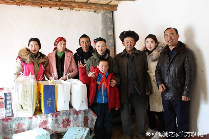 奧運(yùn)冠軍體操名將楊威把溫暖帶到北疆小朋友們的家中，把體育精神與奮斗的信念，傳遞到所有北疆孩子們的心中。