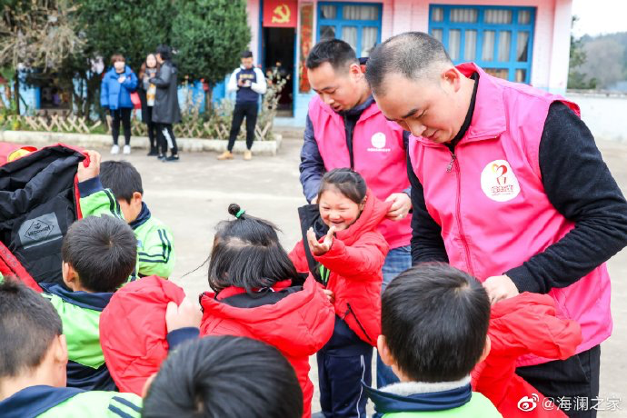 2019年11月，海瀾之家的志愿者們來到了貴州六盤水市的南開鄉(xiāng)。這里地域偏遠(yuǎn)溝壑縱橫。志愿團(tuán)隊(duì)就這樣小心謹(jǐn)慎的行駛在霧蒙蒙的山路上，堅(jiān)持把物資送到了塢鉛小學(xué)的孩子們手里。