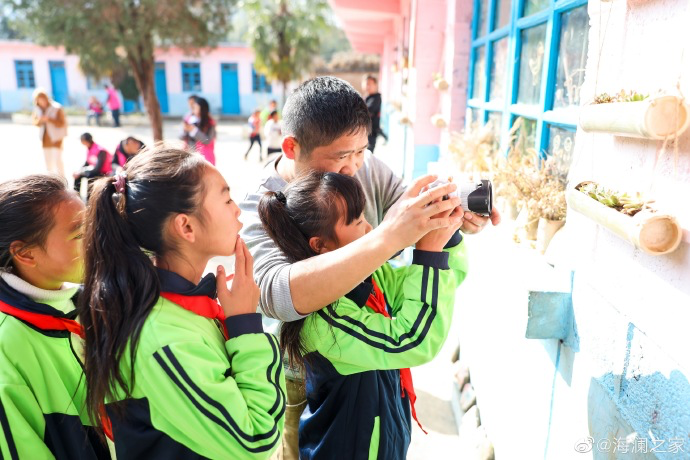 盡管身處大山，塢鉛小學(xué)卻到處都是驚喜，自制插花、獨(dú)一無二的石頭畫、杉木墩上的24節(jié)氣圖&hellip;&hellip;孩子們從不缺少發(fā)現(xiàn)美的眼睛。2019年，海瀾之家特別準(zhǔn)備了攝影課堂，讓孩子們通過拍照的方式自由地傳達(dá)真善美。