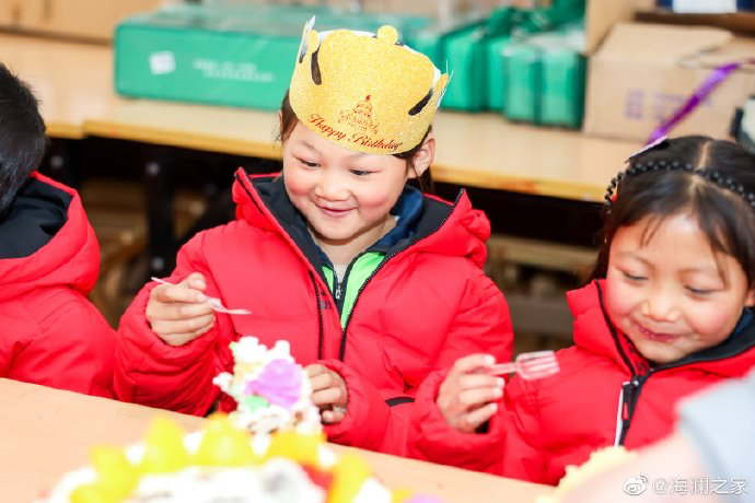 從暖身到暖心，海瀾之家的志愿者們不僅為孩子們帶去了學(xué)習(xí)用品，還帶去了生日蛋糕，給孩子們過了一個(gè)難忘的生日party。生長(zhǎng)在山區(qū)的他們，過生日也只能和在外打工的父母通個(gè)電話，許多孩子還是第一次和這么多人一起吹蠟燭許生日愿望。