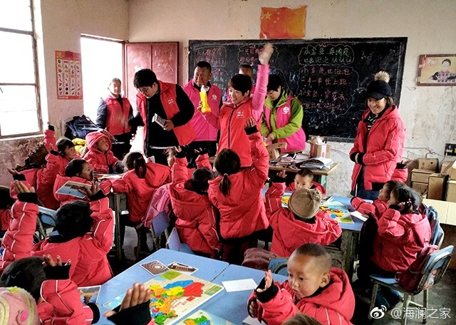 2018年，由海瀾之家攜手網(wǎng)易新聞打造的&ldquo;多一課溫暖&rdquo;課程平臺(tái)讓一間間溫暖的課堂走向深山與邊陲。帶著貼合孩子教育需求的線上內(nèi)容和教師、各領(lǐng)域KOL及愛心人士組成的愛心團(tuán)隊(duì)，海瀾之家用實(shí)際行動(dòng)為孩子的教育加溫，踐行&ldquo;多一克溫暖&rdquo;。