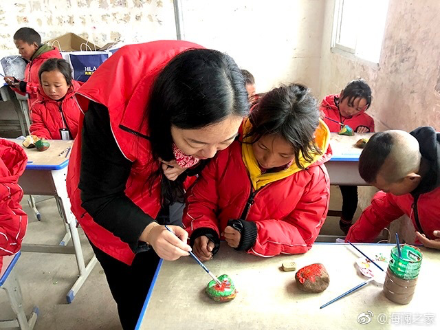 在繪畫課上，孩子們畫出心中想象的世界，不斷汲取關(guān)于美的知識(shí)。&ldquo;多一克溫暖&rdquo;帶給孩子們的是未來人生更多的機(jī)會(huì)與可能。公益行動(dòng)不應(yīng)只提供物質(zhì)捐贈(zèng)，更要加強(qiáng)對(duì)山區(qū)孩子們精神世界與未來發(fā)展的重視。