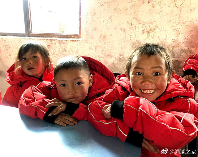 在四川省西南部川滇交界處的大涼山深處，坐落著一所紅旗小學(xué)。每當(dāng)最寒冷的季節(jié)到來，這里的許多孩子們不得不共用一件冬衣御寒。 &ldquo;多一克溫暖&rdquo;與暖流計(jì)劃記錄下了孩子們開心的笑臉。這些笑臉，都是&ldquo;多一克溫暖&rdquo;前行中的源源動(dòng)力。