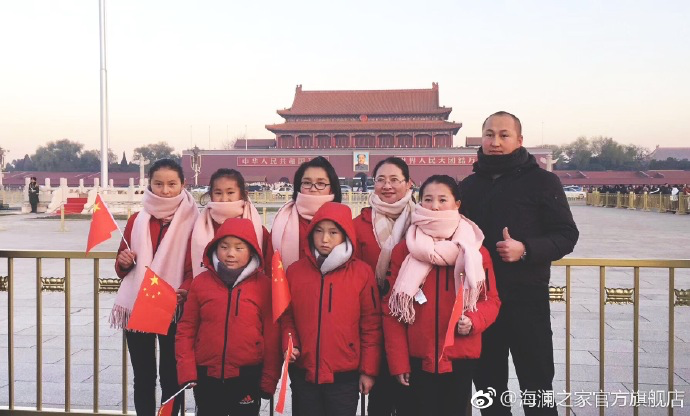 寒令營(yíng)的第一天，孩子們觀看了升旗儀式，走進(jìn)故宮暢聽歷史故事。祖國(guó)的樣貌開始在他們心里清晰，未來的希望開始在他們心中發(fā)芽。海瀾之家&ldquo;多一克溫暖&rdquo;團(tuán)隊(duì)帶給孩子們精神世界的富足，照亮孩子們夢(mèng)想的啟蒙之路。