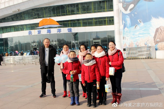 在海洋館，充滿求知欲和好奇心的孩子們像是一個(gè)個(gè)落入仙境的愛麗絲，不斷地提問，并用手中的紙筆和相機(jī)，記錄每一個(gè)畫面和知識(shí)，說要回去講給其他小伙伴和家人們聽。