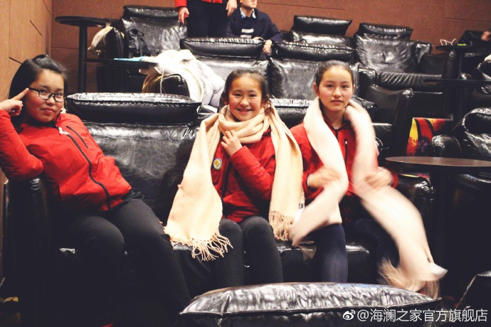 彼時(shí)恰逢《尋夢(mèng)環(huán)游記》上映，&ldquo;寒令營(yíng)&rdquo;的孩子們一起在電影院觀看了電影，平日里最鬧騰的孩子，在第一次看3D電影時(shí)也變得安靜專注。孩子們?cè)谶@段旅程中增長(zhǎng)了見識(shí)，一個(gè)更豐盛的世界就這樣打開了。