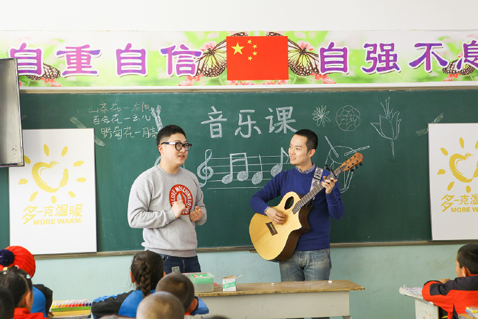 &ldquo;多一克溫暖&rdquo;公益活動(dòng)的老朋友好妹妹樂隊(duì)，為孩子們帶來了音樂和繪畫課，用音符溫暖孩子們的心靈，用畫筆繪出更繽紛的世界。不斷匯聚的愛心，讓寒冷的北疆進(jìn)入到更多人的視野當(dāng)中，也讓孩子們臉上的笑容更燦爛。