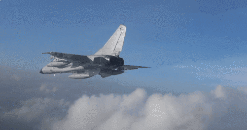 飛豹鎖定&ldquo;敵機(jī)&rdquo;果斷攻擊畫面緊張