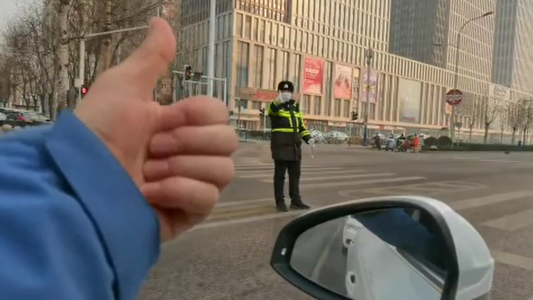 石家莊路人和交警的這個&ldquo;暗號&rdquo;，真暖！
