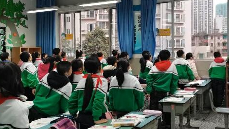 課上到一半，同學(xué)們卻把頭望向了外面！校長(zhǎng)說(shuō)：點(diǎn)贊！