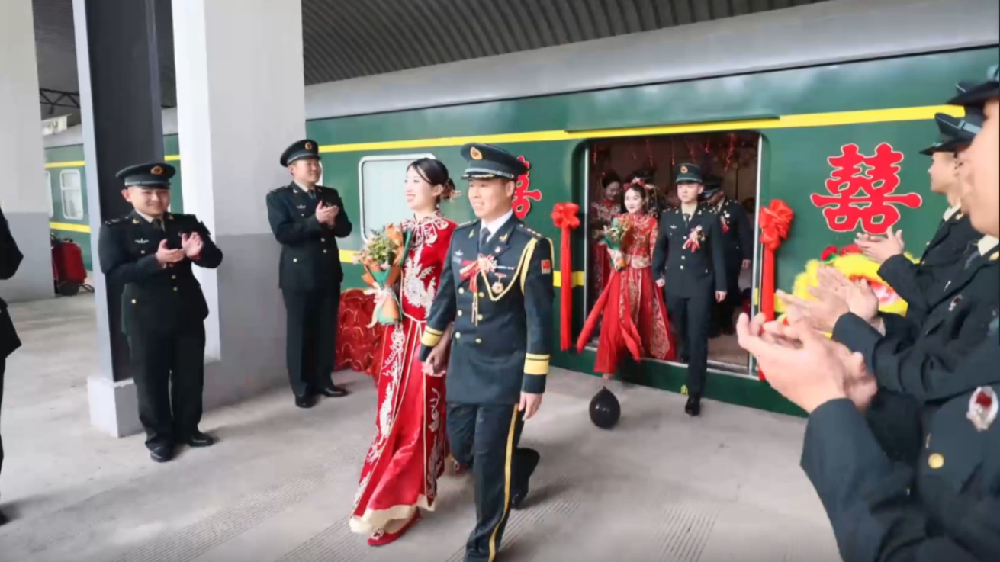 火車當(dāng)&ldquo;婚車&rdquo;，東風(fēng)快遞員最有排面的&ldquo;幸福軍列&rdquo;