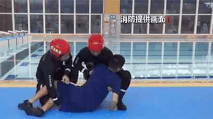 水中遇險(xiǎn) 如何自救與施救？黃金30秒 如何將溺水者救上岸？