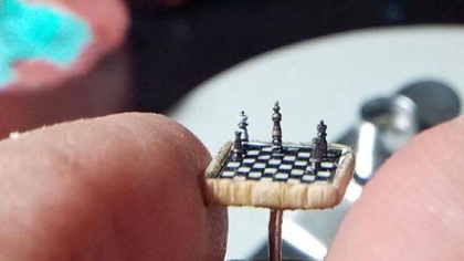 比指甲蓋還?。?土耳其微雕藝術(shù)家雕出超小國(guó)際象棋