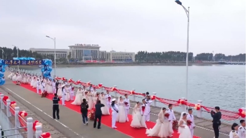 乘風(fēng)破浪來娶你！海軍某部30對新人舉行集體婚禮