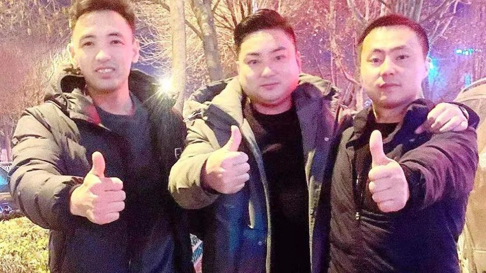 熱點快追｜路面結冰大貨車開始溜車！24塊&ldquo;救命石&rdquo;幫助緊急脫險