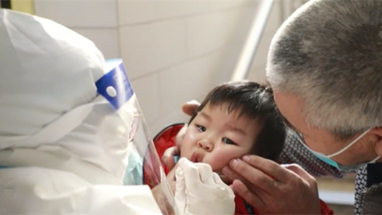 這一跪，謝謝你最美的&ldquo;核酸護(hù)士&rdquo;