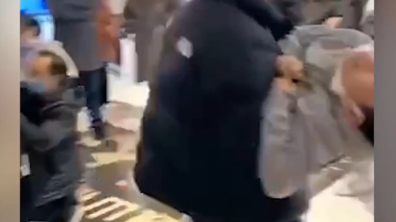 浙江一電影院發(fā)生事故多人送醫(yī)，現(xiàn)場家長懷抱兒童奔走