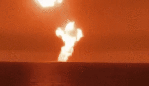 驚人！火光沖天 里海海面發(fā)生巨大爆炸