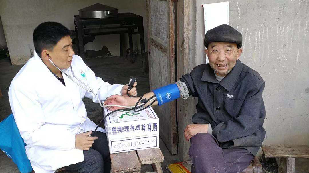 追夢(mèng)中國人｜鄉(xiāng)村醫(yī)生譚明章：父子兩代堅(jiān)守，致力鄉(xiāng)村醫(yī)療