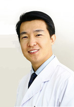 葉子?。罕本┟罓柲垦劭漆t(yī)院院長