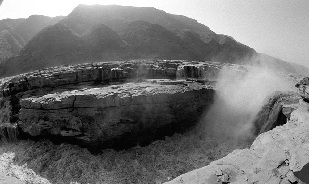 黃河壺口瀑布景色。