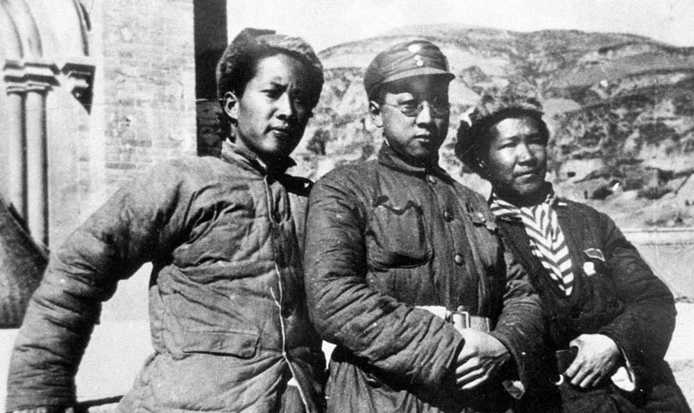 延安魯迅藝術文學院托兒所的阿姨和孩子們。