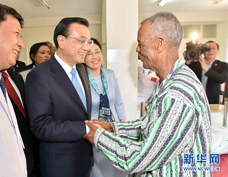 5月6日，中國國務(wù)院總理李克強(qiáng)與埃塞俄比亞總統(tǒng)穆拉圖一同來到亞的斯亞貝巴阿勒塔醫(yī)院，看望受益于中國免費(fèi)白內(nèi)障手術(shù)&ldquo;光明行&rdquo;活動的埃塞俄比亞患者。新華社記者 李濤 攝 