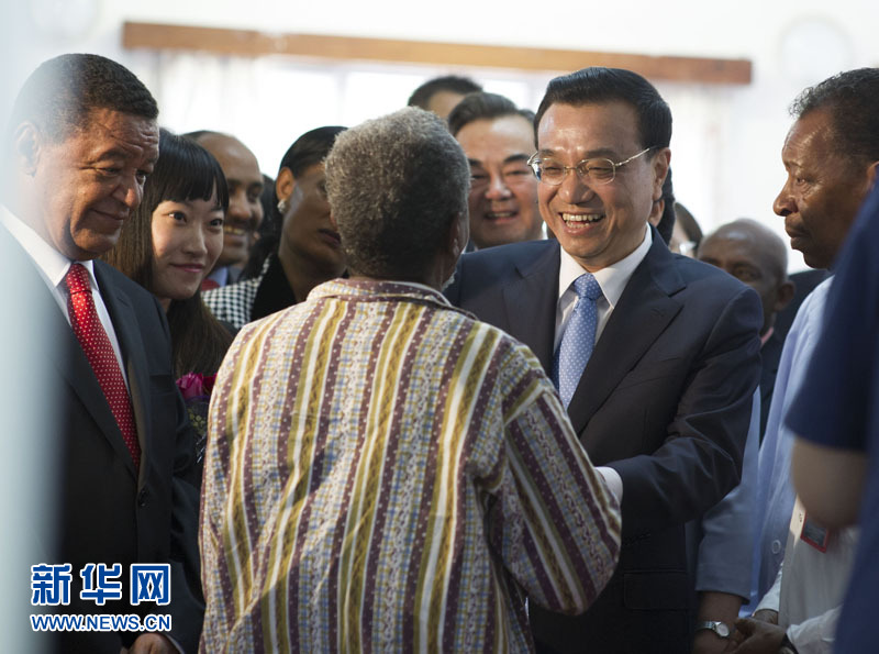 5月6日，中國國務(wù)院總理李克強(qiáng)與埃塞俄比亞總統(tǒng)穆拉圖一同來到亞的斯亞貝巴阿勒塔醫(yī)院，看望受益于中國免費(fèi)白內(nèi)障手術(shù)&ldquo;光明行&rdquo;活動的埃塞俄比亞患者。新華社記者 謝環(huán)馳 攝 