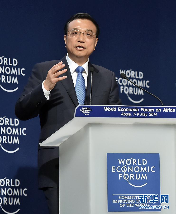 5月8日，國務(wù)院總理李克強(qiáng)在阿布賈出席第24屆世界經(jīng)濟(jì)論壇非洲峰會全會，發(fā)表題為《共同推動非洲發(fā)展邁上新臺階》的特別致辭。 新華社記者李濤 攝 