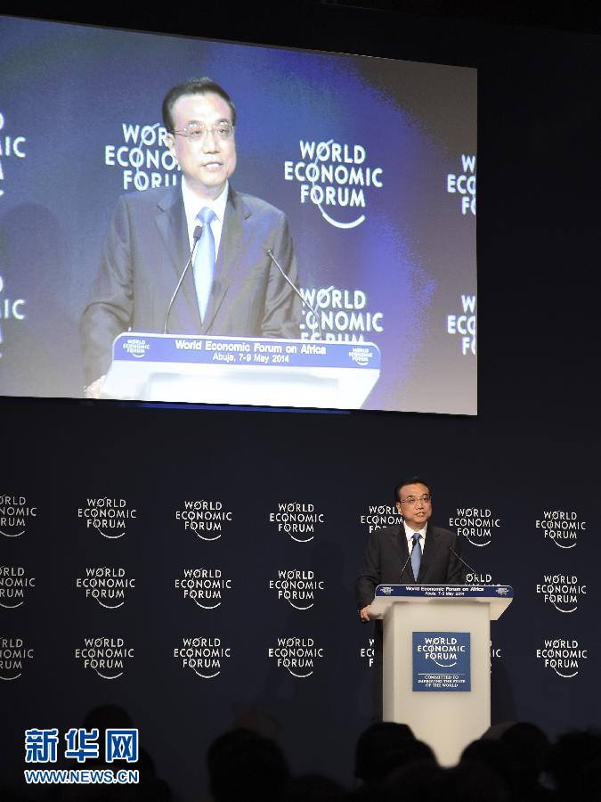 5月8日，中國國務(wù)院總理李克強(qiáng)在阿布賈出席第24屆世界經(jīng)濟(jì)論壇非洲峰會全會，發(fā)表題為《共同推動非洲發(fā)展邁上新臺階》的特別致辭。新華社記者 李學(xué)仁 攝 