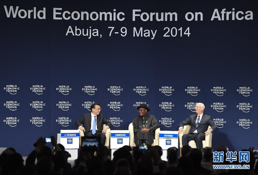 5月8日，中國國務(wù)院總理李克強(qiáng)在阿布賈出席第24屆世界經(jīng)濟(jì)論壇非洲峰會全會，發(fā)表題為《共同推動非洲發(fā)展邁上新臺階》的特別致辭。新華社記者 李學(xué)仁 攝 