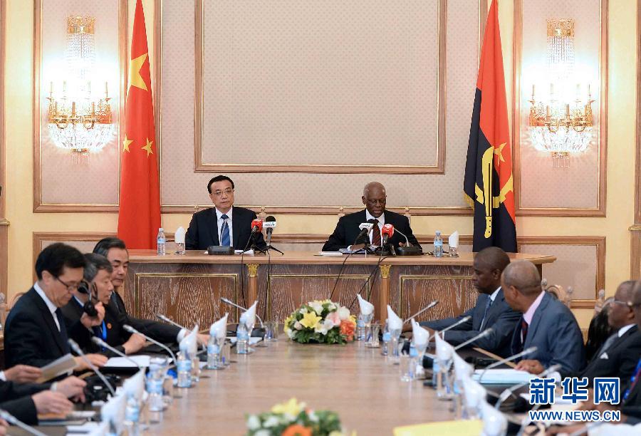 5月9日，中國(guó)國(guó)務(wù)院總理李克強(qiáng)在安哥拉總統(tǒng)府同安總統(tǒng)多斯桑托斯舉行會(huì)談。 新華社記者李濤攝