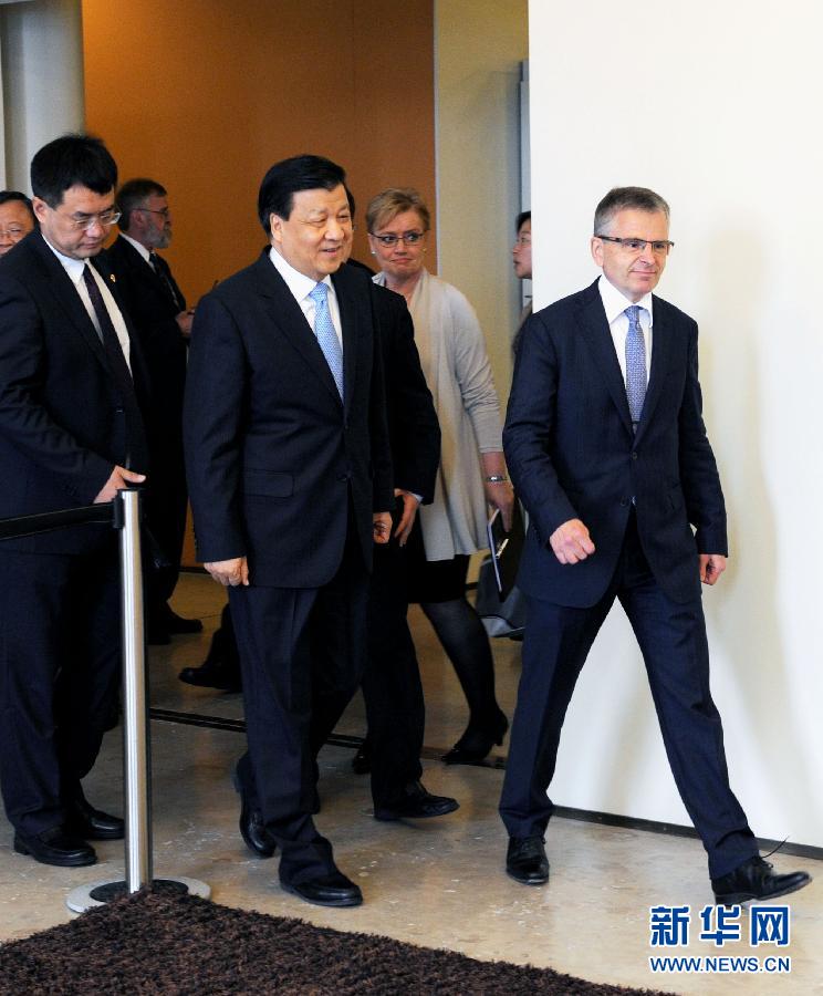 6月13日，中共中央政治局常委、中央書記處書記劉云山在赫爾辛基與赫爾辛基市長帕尤寧共同出席中芬有關(guān)文化藝術(shù)合作及交流活動(dòng)的諒解備忘錄簽字儀式。新華社記者饒愛民攝