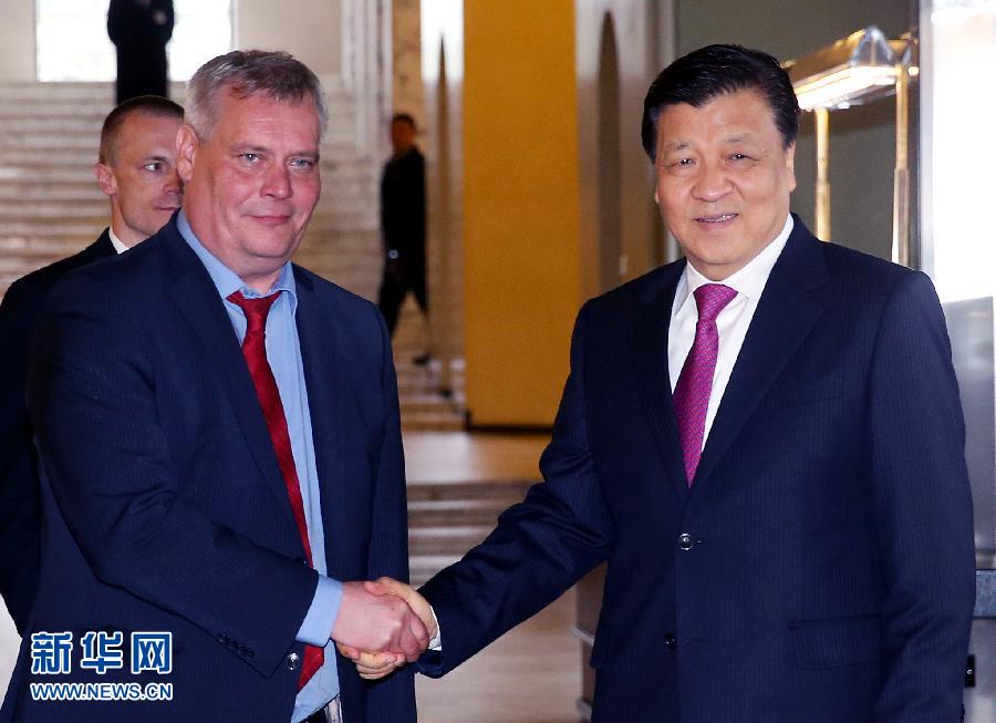 6月13日，中共中央政治局常委、中央書(shū)記處書(shū)記劉云山在赫爾辛基會(huì)見(jiàn)芬蘭社民黨主席、財(cái)政部長(zhǎng)林內(nèi)。 新華社記者姚大偉攝