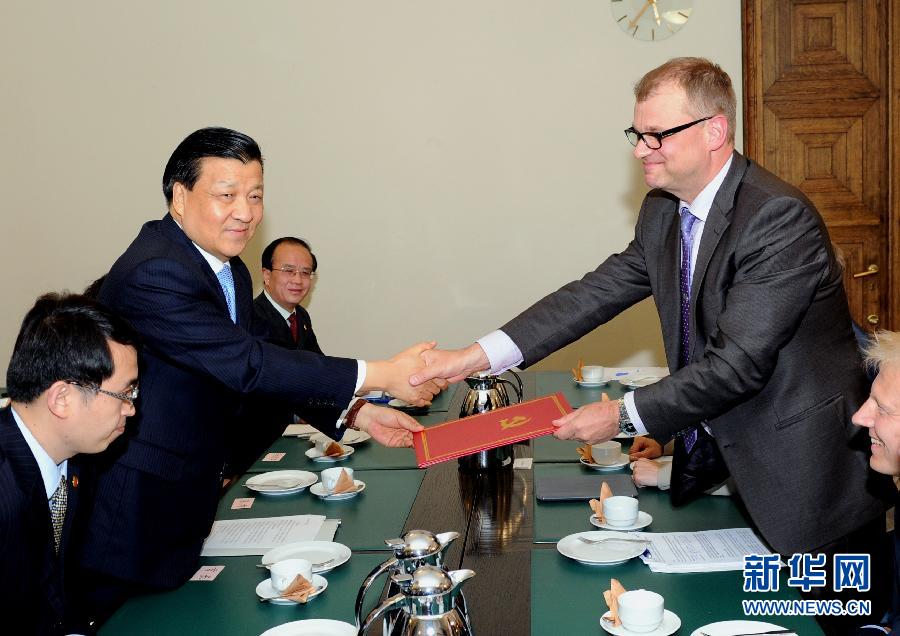 6月12日，中共中央政治局常委、中央書(shū)記處書(shū)記劉云山在赫爾辛基會(huì)見(jiàn)芬蘭中間黨主席西皮萊。 新華社記者饒愛(ài)民攝