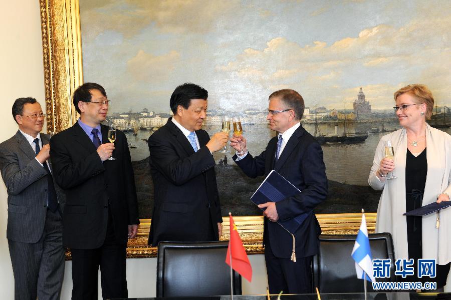 6月13日，中共中央政治局常委、中央書(shū)記處書(shū)記劉云山在赫爾辛基與赫爾辛基市長(zhǎng)帕尤寧共同出席中芬有關(guān)文化藝術(shù)合作及交流活動(dòng)的諒解備忘錄簽字儀式。新華社記者饒愛(ài)民攝 