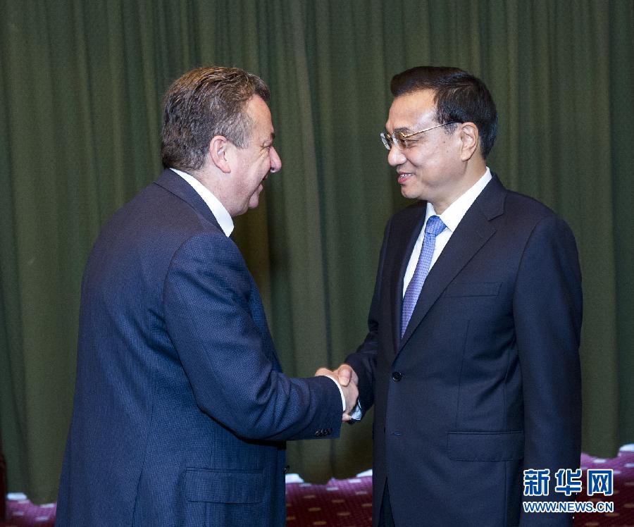 6月21日，國(guó)務(wù)院總理李克強(qiáng)在希臘克里特省首府伊拉克利翁會(huì)見(jiàn)省長(zhǎng)阿爾納烏塔基斯。 新華社記者 王曄 攝 