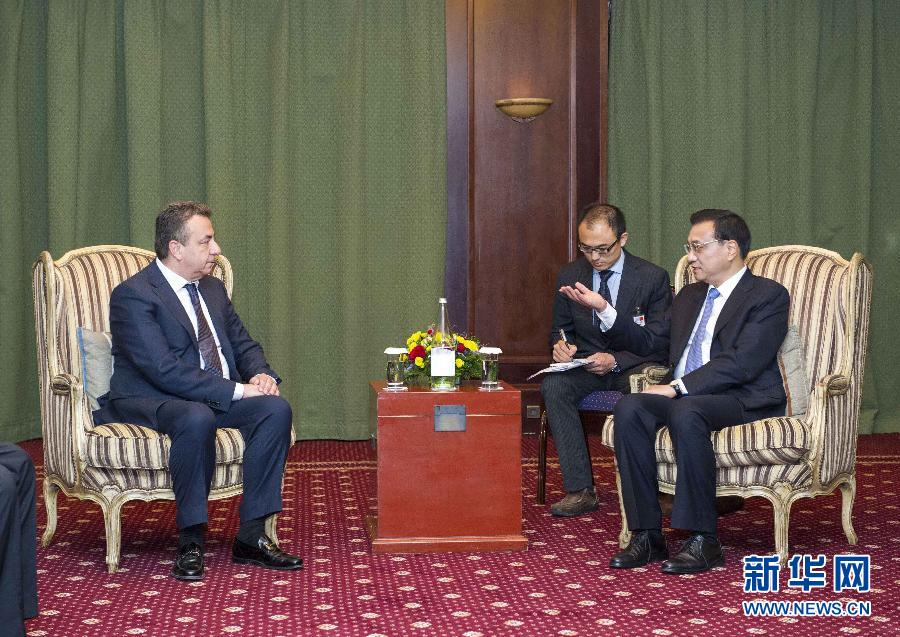 6月21日，國(guó)務(wù)院總理李克強(qiáng)在希臘克里特省首府伊拉克利翁會(huì)見(jiàn)省長(zhǎng)阿爾納烏塔基斯。 新華社記者 王曄 攝