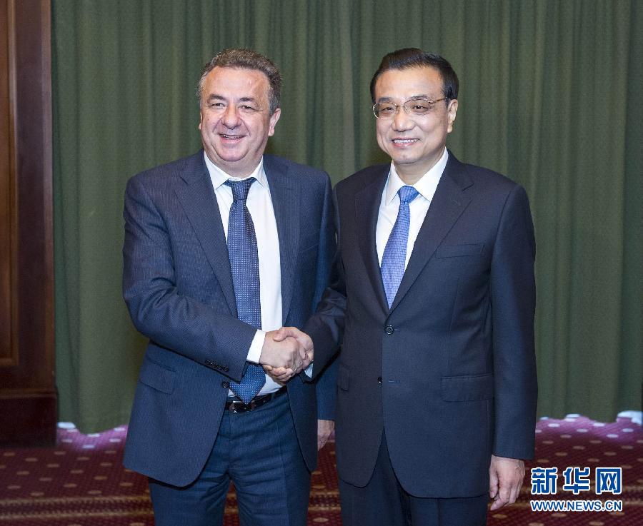 6月21日，國(guó)務(wù)院總理李克強(qiáng)在希臘克里特省首府伊拉克利翁會(huì)見(jiàn)省長(zhǎng)阿爾納烏塔基斯。 新華社記者 王曄 攝